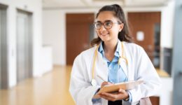 Junge sympathisch lächelnde Ärztin im Krankenhaus