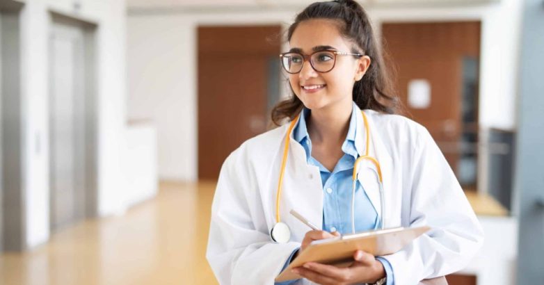 Junge sympathisch lächelnde Ärztin im Krankenhaus